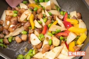 夏天时令菜“茭白炒毛豆”的做法 步骤6