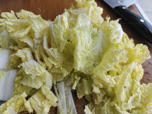 鸡蛋娃娃菜汤的做法 步骤2
