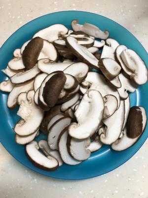 不加一滴水的香菇娃娃菜肉丝炒年糕的做法 步骤2