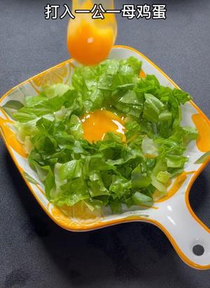 轻食:生菜鸡蛋饼的做法 步骤2