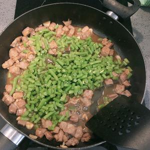 留学生菜谱之米饭克星：榄菜豆角炒肉的做法 步骤14