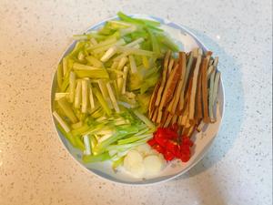 韭黄炒豆干的做法 步骤1