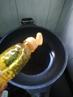 韭黄虾仁鸡蛋饼的做法 步骤2
