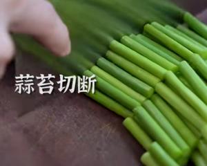 腊肠炒蒜苔的做法 步骤1