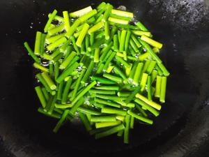 下饭神器～蒜苔炒肉的做法 步骤4