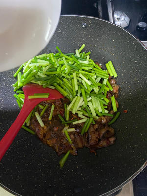 蒜苔炒腊肉（肉）的做法 步骤6