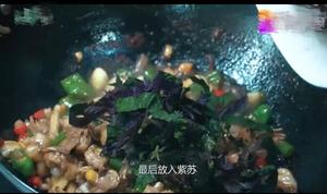 青椒紫苏爆牛蛙的做法 步骤6