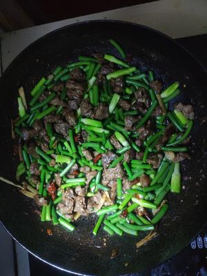 蒜苔炒牛肉的做法 步骤6