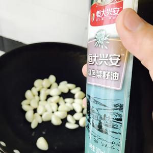 紫苏叶蒜子炒排骨的做法 步骤3