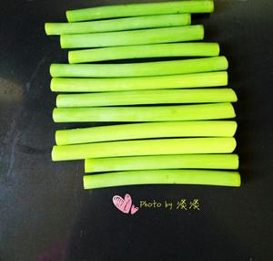 蔬菜盘饰拼盘摆盘（蒜苔小花篮）的做法 步骤1