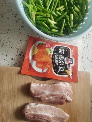 奥尔良腌肉炒蒜苔的做法 步骤1