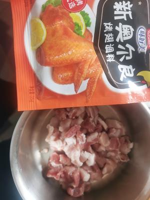 奥尔良腌肉炒蒜苔的做法 步骤2