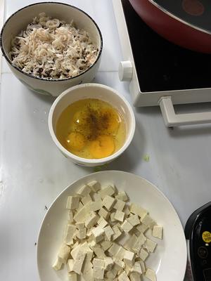 茴香韭黄胡萝卜甘蓝青豆玉米鸡蛋香菇木耳虾仁虾米豆腐饺的做法 步骤4