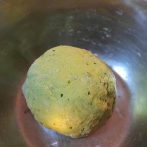 羽衣甘蓝菜汁手撖面的做法 步骤3
