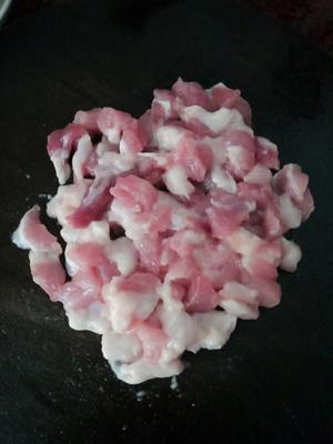 台湾名菜“苍蝇头”~巨下饭又营养的蒜薹炒肉丁的做法 步骤1