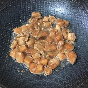 不爱吃鸡肉也会喜欢的：蒜薹炒鸡胸肉的做法 步骤4