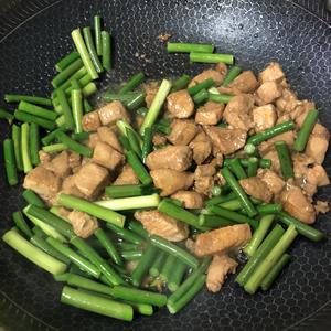 不爱吃鸡肉也会喜欢的：蒜薹炒鸡胸肉的做法 步骤5