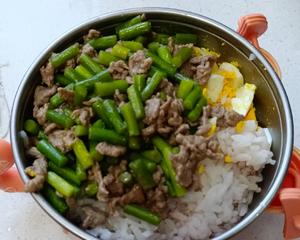 【自用宝宝餐】蒜薹小炒牛肉的做法 步骤5