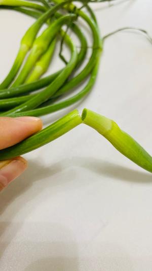 蒜薹这样吃的做法 步骤2
