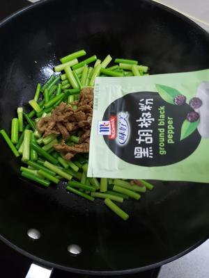 美味下饭黑胡椒蒜薹炒肉丝的做法 步骤6