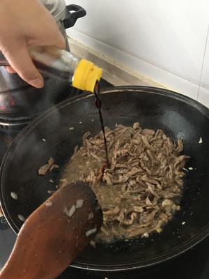 羊肉炒蒜薹的做法 步骤6