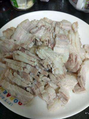 回锅肉炒蒜薹的做法 步骤4