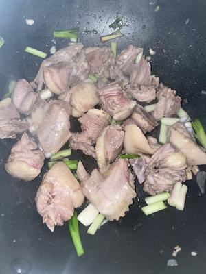 紫苏焖鸭的做法 步骤6