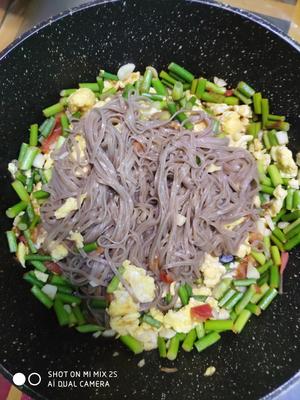 炒面条！荞麦风味挂面！蒜薹鸡蛋西红柿！孕妇记菜谱！的做法 步骤1