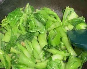 姜蓉猪油蒜蓉炒水东芥菜家庭炒青菜不发黄的方法的做法 步骤5