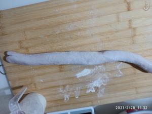 水煎包:韭菜鸡蛋粉条馅（紫甘蓝汁和面）的做法 步骤5