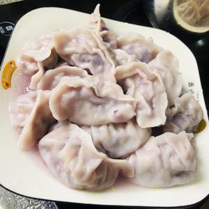 梦幻紫的饺子，紫甘蓝馅，自己擀饺子皮的做法 步骤6