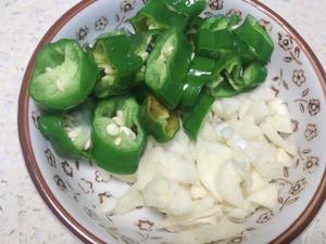 空心菜梗炒辣椒 通菜杆炒肉里面含三种做法的做法 步骤3