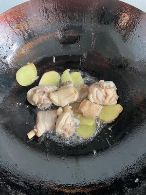 没有香菇和青椒的土豆空心菜黄焖鸡的做法 步骤3