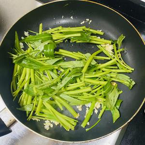 不用放盐的腐乳炒通菜！！清脆爽口超好吃！的做法 步骤4