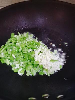 三分钟搞定的快手家常菜之清炒空心菜梗，我们家已经连续吃了好多天了的做法 步骤7