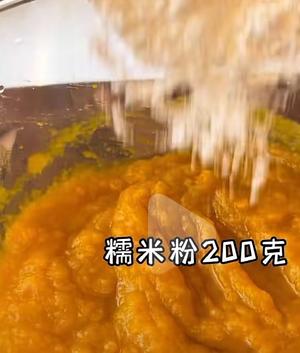 爆浆南瓜饼，紫米粥，清炒油麦菜早餐 九九妈油炸糖糕的做法 步骤6