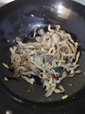 平菇炒油麦菜的做法 步骤7
