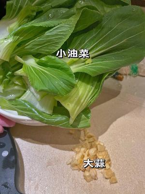 花费6元的上班快手便当，清炒小油菜和红烧鸡翅根的做法 步骤1