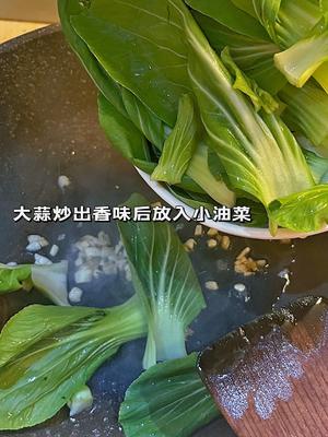 花费6元的上班快手便当，清炒小油菜和红烧鸡翅根的做法 步骤3