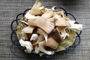 油菜炒蘑菇-既上台面又好吃，只因这勺酱的做法 步骤2
