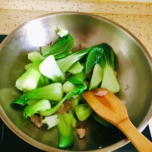 油菜炒肉的做法 步骤3