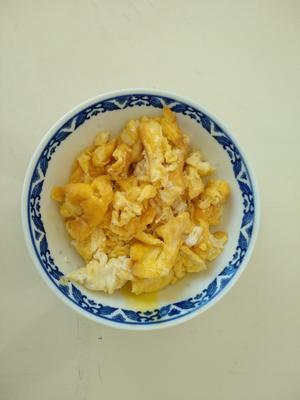 白玉菇油菜炒鸡蛋的做法 步骤2