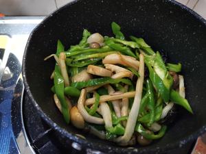 减肥餐 草菇笋丝木耳炒肉 油麦菜 杂菇炒辣椒笋丝 低脂低卡快手家常菜的做法 步骤8