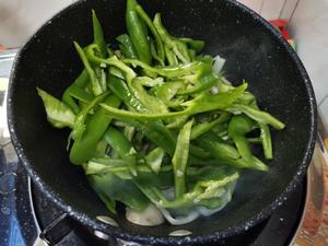 减肥餐 草菇笋丝木耳炒肉 油麦菜 杂菇炒辣椒笋丝 低脂低卡快手家常菜的做法 步骤7