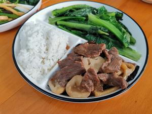 减肥餐 草菇笋丝木耳炒肉 油麦菜 杂菇炒辣椒笋丝 低脂低卡快手家常菜的做法 步骤9