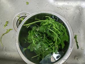 荠菜鲈鱼的做法 步骤4