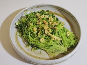 脆爽凉拌豌豆苗?‖今日食春?（佐日式碎鸡饭）的做法 步骤3