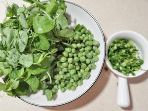 煎豌豆和豌豆苗鸡蛋饼|减肥食谱的做法 步骤1