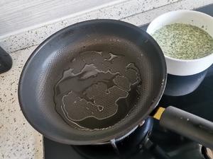 春天的味道，简单快捷的荠菜鸡蛋饼的做法 步骤5