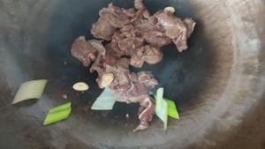豆苗炒鹿肉（有手就能做系列～补气血滋补温补神器，低脂肪高蛋白减脂无压力）的做法 步骤4